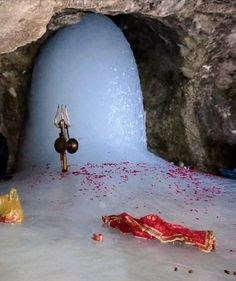 Why is the Amarnath Cave Temple famous in India?