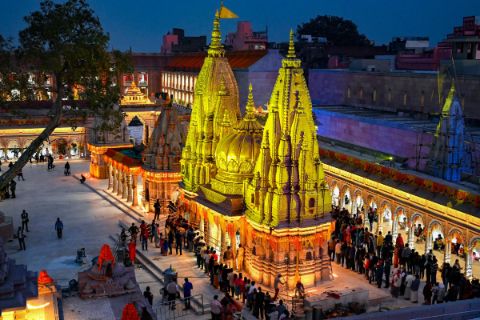 Why is the Kashi Vishwanath Temple famous in India?