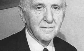 Why was Simon Kuznets awarded Noble Prize Economics in1971?